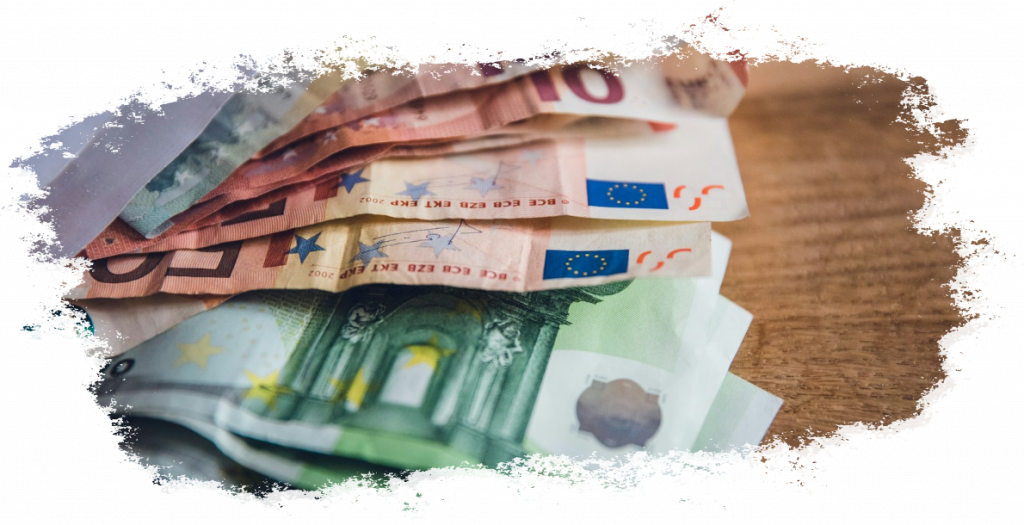 Euro-Banknoten liegen auf einer Holzoberfläche