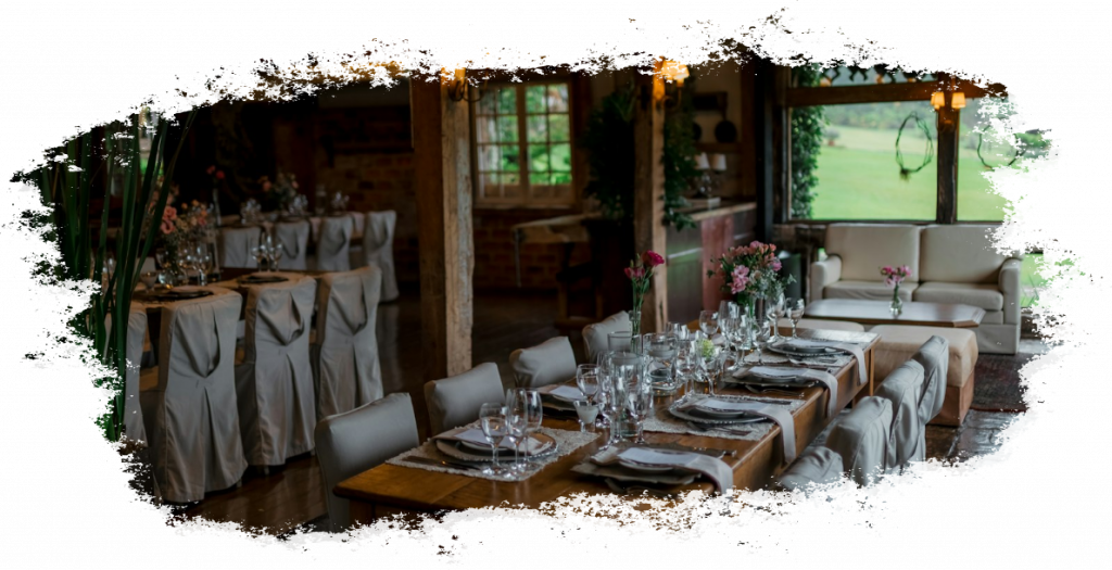 Gedeckter Holztisch in einem Gasthaus mit warmem Licht