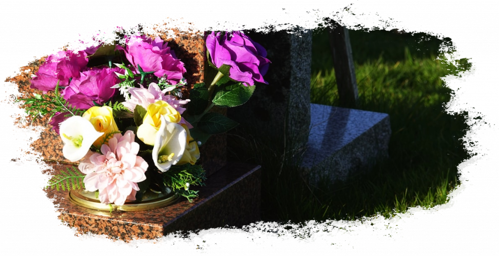 Gepflegtes Grab mit Blumen
