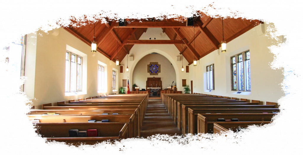 Helles Kirchenschiff mit Bänken
