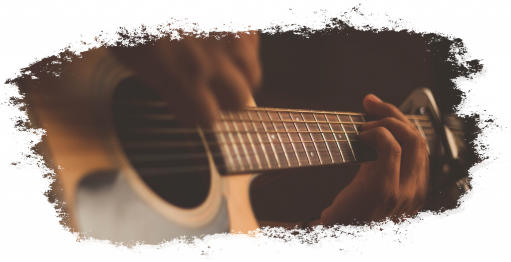Akustische Gitarre mit Notenblättern