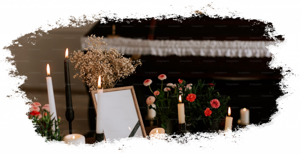 Kerzen und weiße Blumen bei einer Trauerfeier
