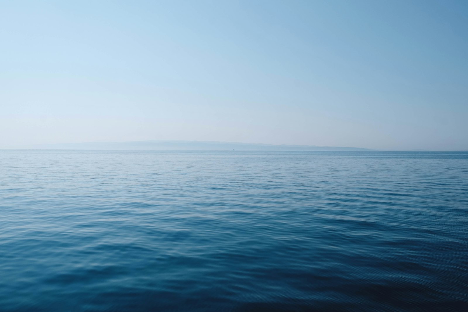 Ruhige See bis zum Horizont